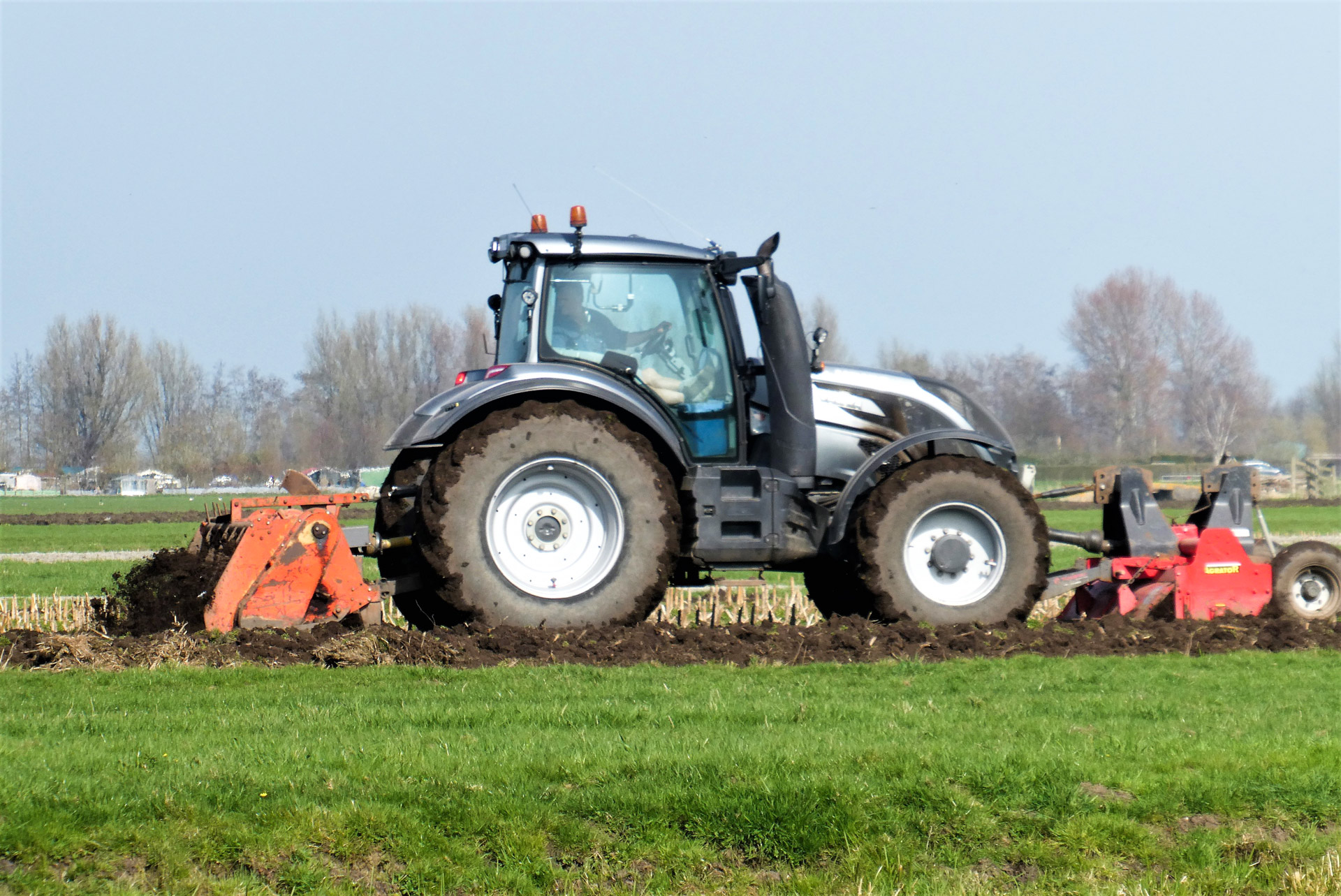 Traktor mit zapfwellengetriebenen Anbaugeräten